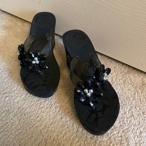 Cute, elegant flower, beaded flip-flops.